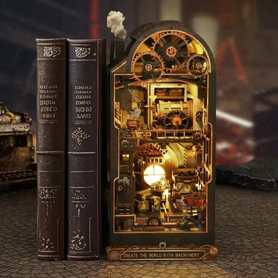 Book Nook - Mechanical Rhythm dekorativ auf einem Schreibtisch platziert