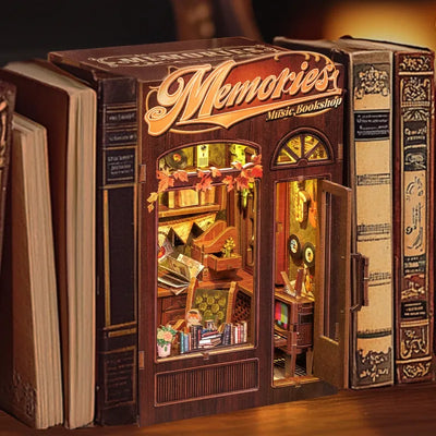 Book Nook - Memories Music Bookshop dekorativ auf einem Schreibtisch platziert