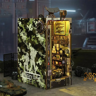 Book Nook - Military Base dekorativ auf einem Schreibtisch platziert