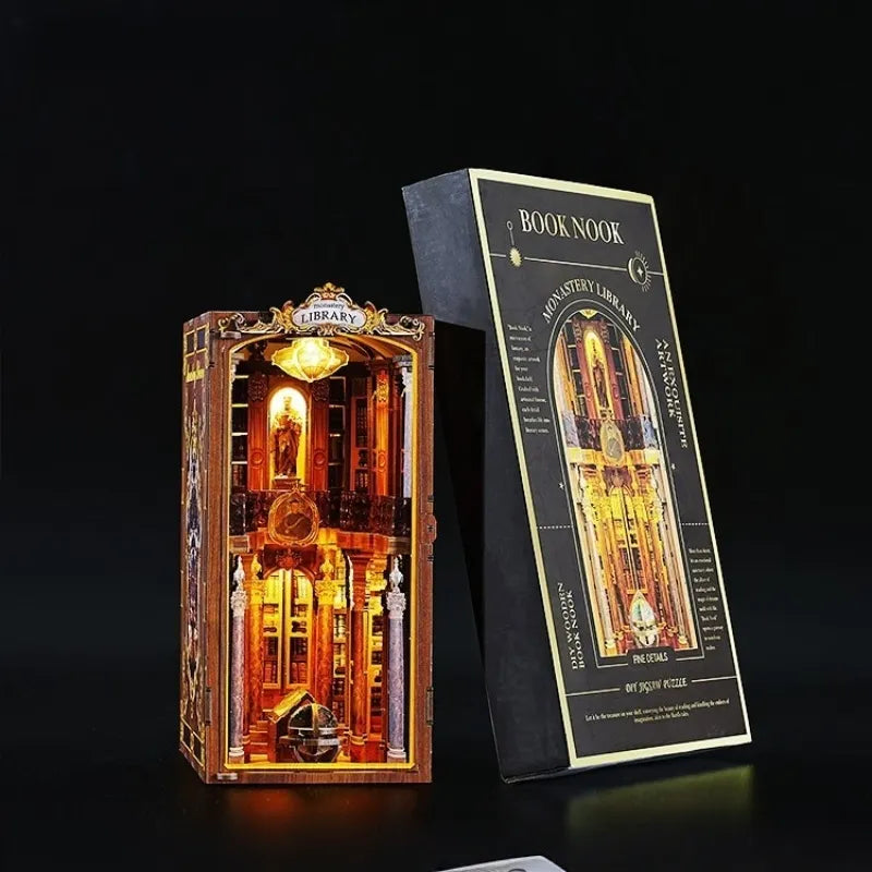 Geschenkverpackung des Book Nook - Monastery Library für Sammler und als ideales Geschenk
