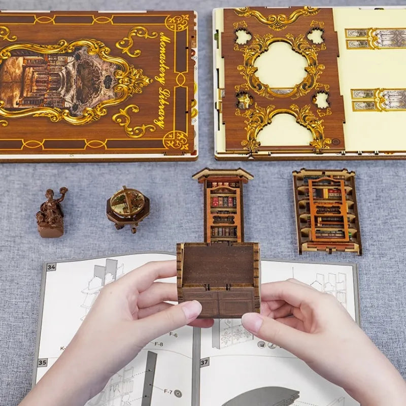 Detailansicht des Book Nook - Monastery Library mit präzise geschnittenen Holzteilen aus hochwertigem Material