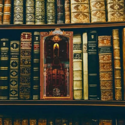 Book Nook - Monastery Library dekorativ auf einem Schreibtisch platziert