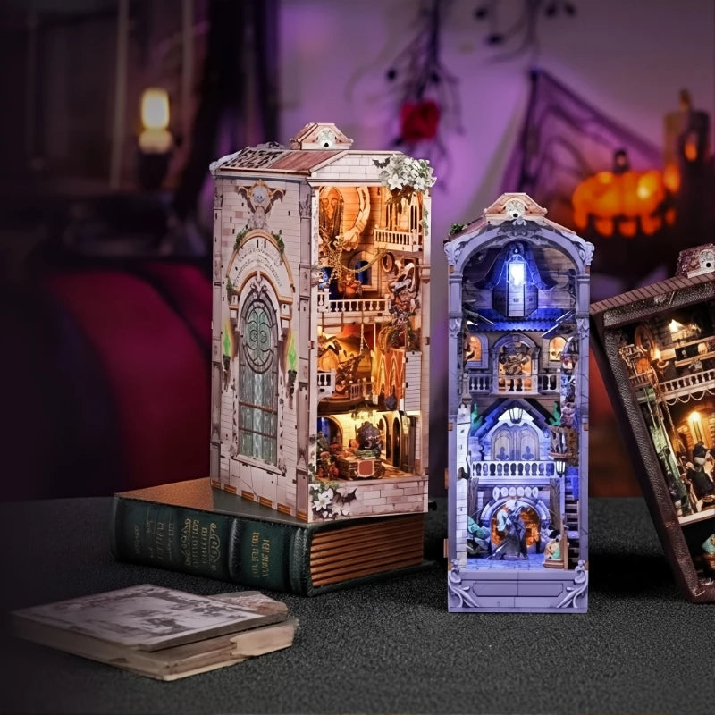 Seitliche Ansicht des Book Nook - Monster Carnival mit gut sichtbaren Elementen