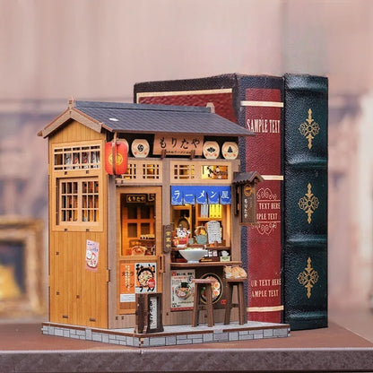Book Nook - Morita-Ya dekorativ auf einem Schreibtisch platziert