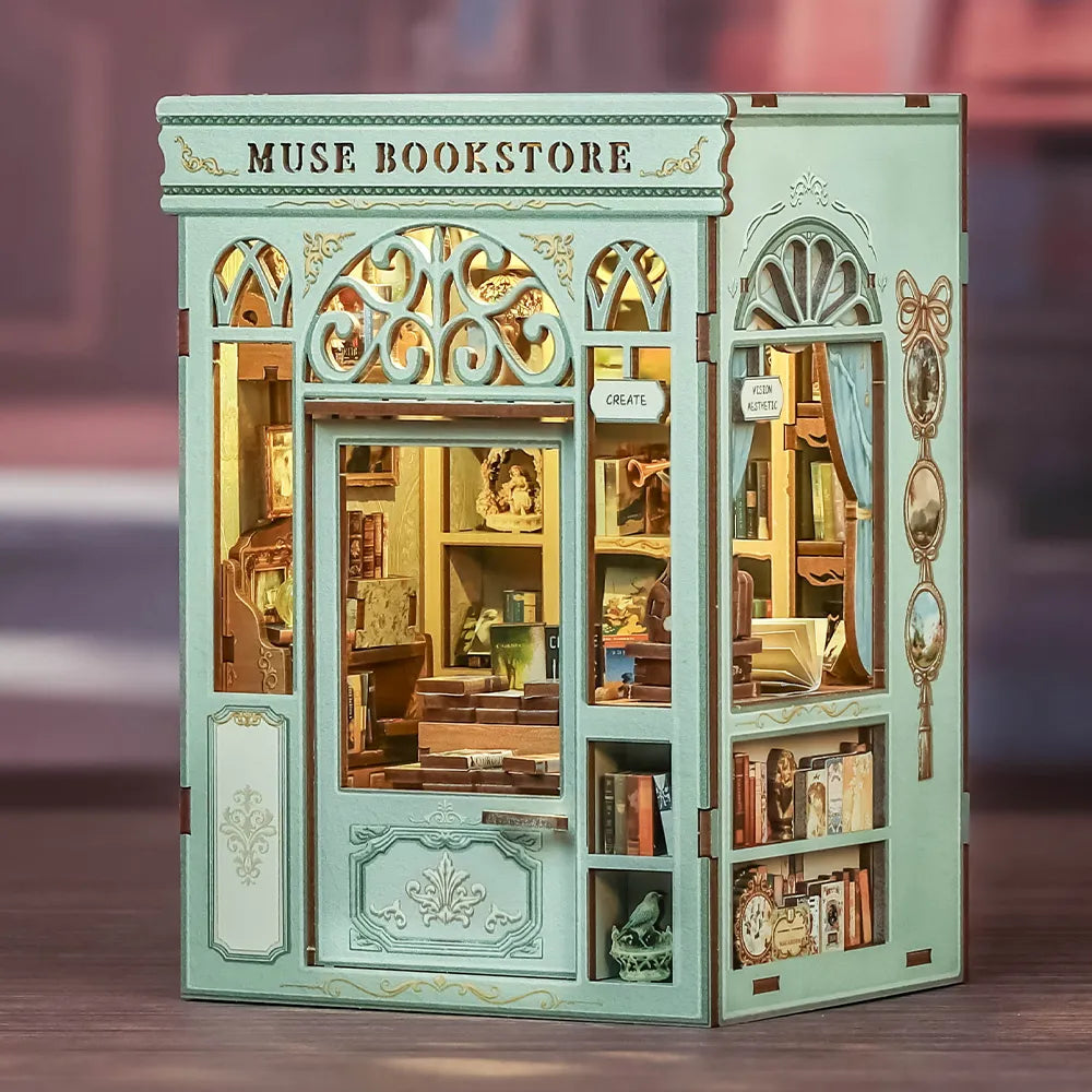 Seitliche Ansicht des Book Nook - Muse Bookstore mit gut sichtbaren Elementen