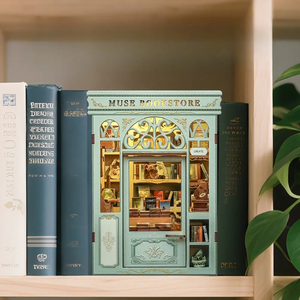 Book Nook - Muse Bookstore dekorativ auf einem Schreibtisch platziert