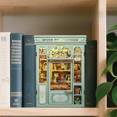 Book Nook - Muse Bookstore dekorativ auf einem Schreibtisch platziert