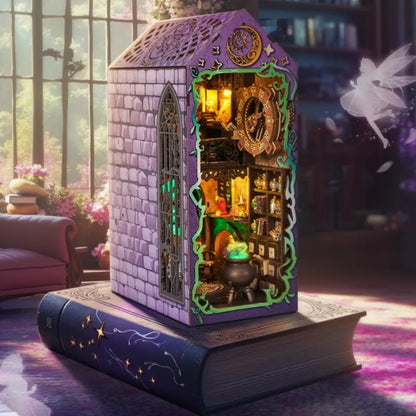 Book Nook - Mystic Theurge's Hut  dekorativ auf einem Schreibtisch platziert