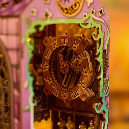 Detailansicht eines dekorativen Elements im Book Nook - Mystic Theurge's Hut  mit feinen Details