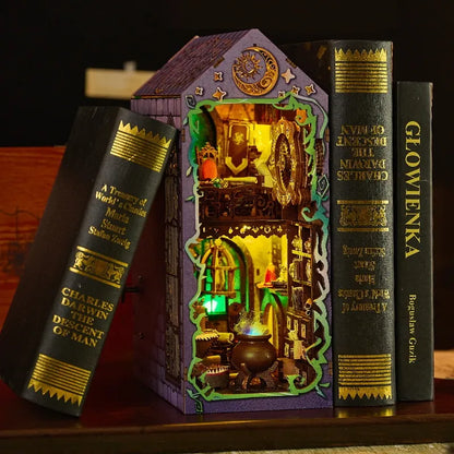 Book Nook - Mystic Theurge's Hut  dekorativ auf einem Schreibtisch platziert