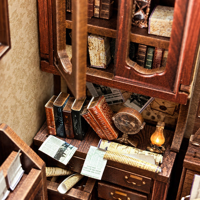 Bücher und gerollte Papiere unter dem Wandschrank