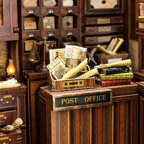 Briefe, Papierrollen und Bücher auf dem Postschalter.
