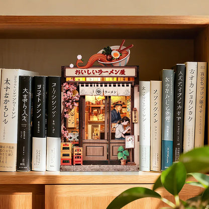 Book Nook - Oishii Kyoto dekorativ auf einem Schreibtisch platziert