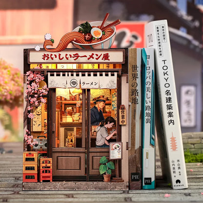 Book Nook - Oishii Kyoto dekorativ auf einem Schreibtisch platziert