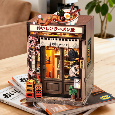 Book Nook - Oishii Kyoto dekorativ auf einem Schreibtisch platziert