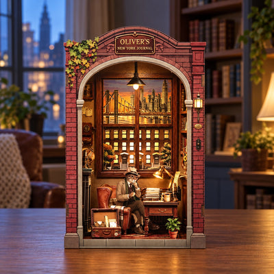 Oliver's New York Journal mit beleuchtetem Stadtmotiv am Fenster