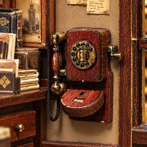 Nostalgisches Wandtelefon im Miniaturzimmer