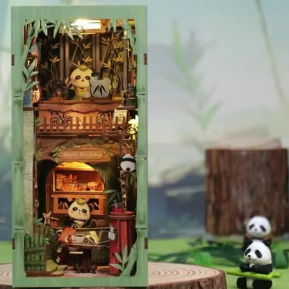 Book Nook - Panda Bookshop dekorativ auf einem Schreibtisch platziert