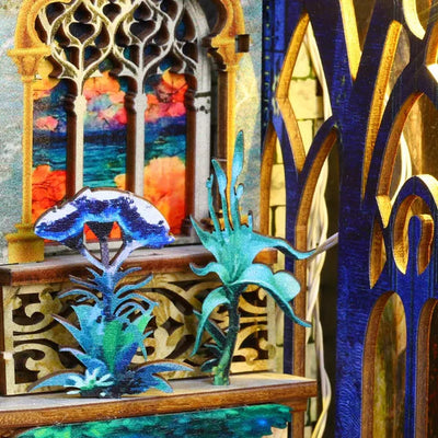 Piante blu e vetrata colorata negli interni di Pandora's Box