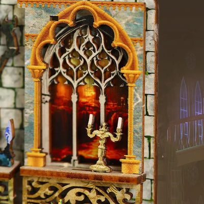 Candelabro davanti a una finestra gotica dai riflessi rossi