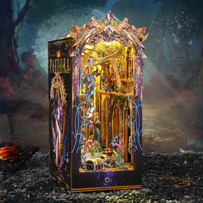 Pandora's Box illuminato con archi gotici, farfalle blu e due scrigni