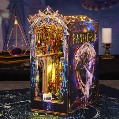 Vista angolata del Pandora's Box con pannello laterale illustrato