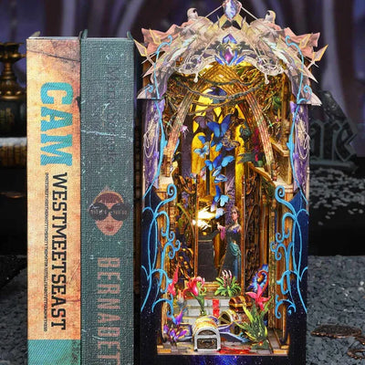 Pandora's Box esposto tra libri decorativi