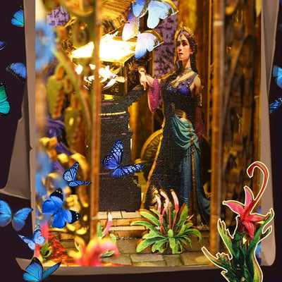 Figura di Pandora accanto allo scrigno luminoso e alle farfalle blu