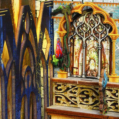 Finestra ogivale e balconata ornamentale nel corridoio fantasy