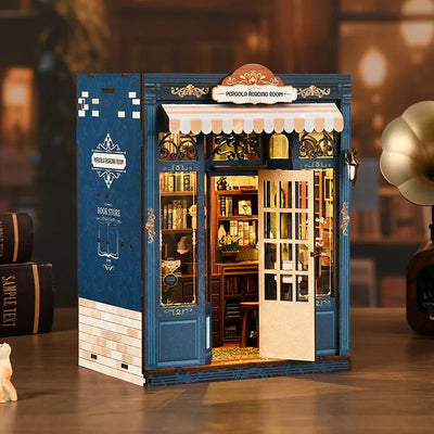 Pergola Reading Room con porta aperta e libreria illuminata