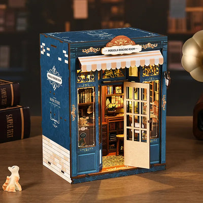 Vista angolata della libreria con porta centrale aperta
