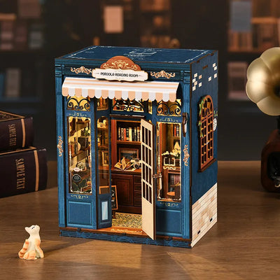 Interno della libreria visibile attraverso la porta aperta
