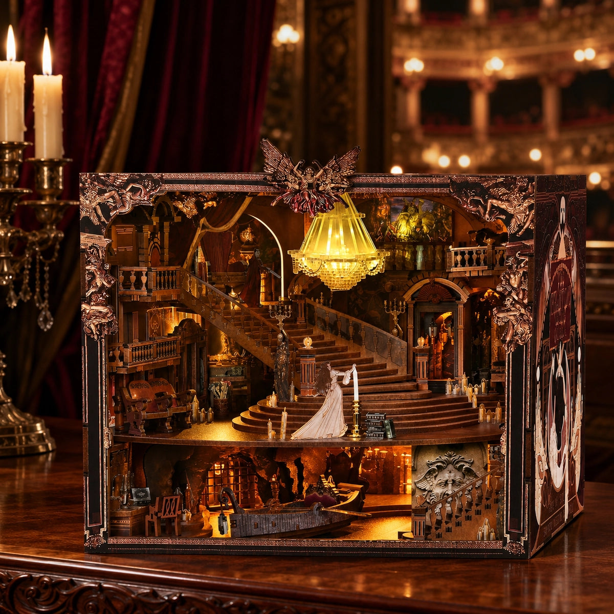 Frontansicht des Phantom of the Opera Max mit Opernsaal auf mehreren Ebenen