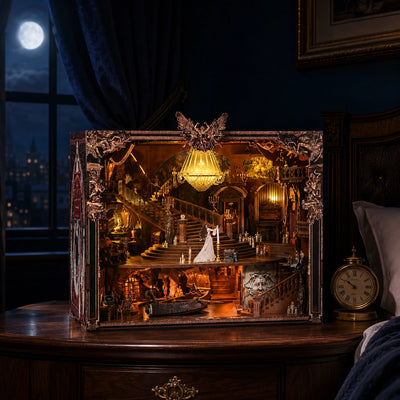 Phantom of the Opera Max als warm beleuchtete Dekoration bei Nacht