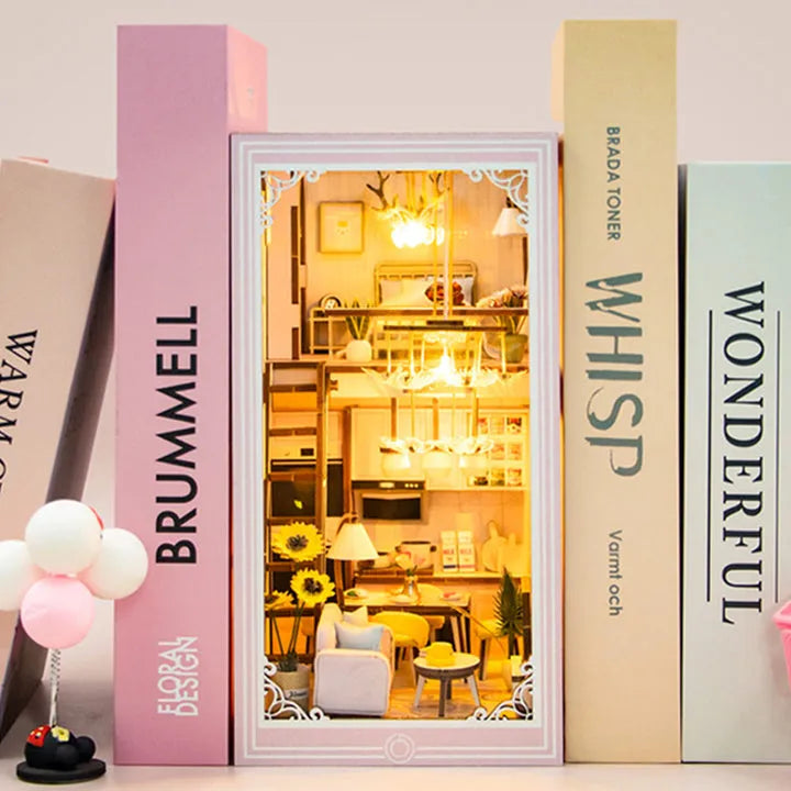 Gesamtansicht des Book Nook - Pink Loft mit beleuchteter Szenerie und dekorativen Elementen