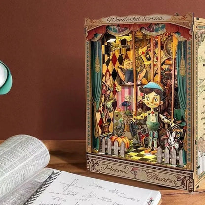 Book Nook - Puppet’s Adventure dekorativ auf einem Schreibtisch platziert