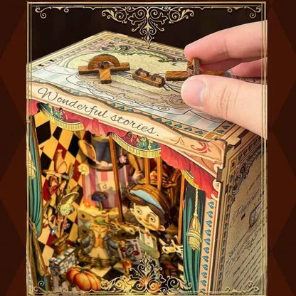 Detailansicht des Book Nook - Puppet’s Adventure mit präzise geschnittenen Holzteilen aus hochwertigem Material