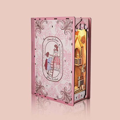 Seitliche Ansicht des Book Nook - Romeo and Juliet mit gut sichtbaren Elementen