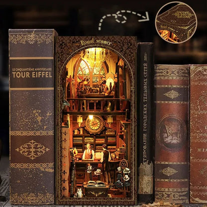 Book Nook - Royal Seamerdekorativ auf einem Schreibtisch platziert