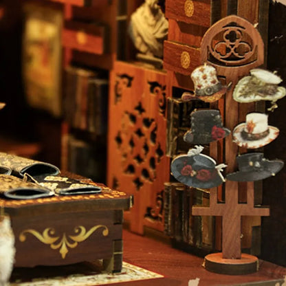 Detailansicht eines dekorativen Elements im Book Nook - Royal Seamer mit feinen Details