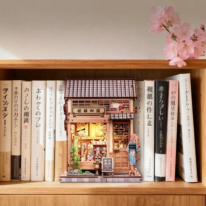 Book Nook - Sakura O Kimono Shop dekorativ auf einem Schreibtisch platziert