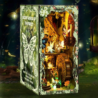 Seitliche Ansicht des Book Nook - Secret World Of The Forest mit gut sichtbaren Elementen