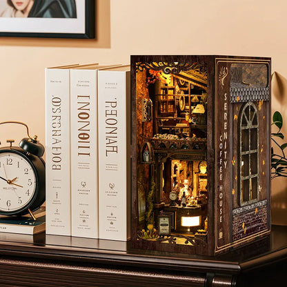 Book Nook - Serenity Coffee House dekorativ auf einem Schreibtisch platziert