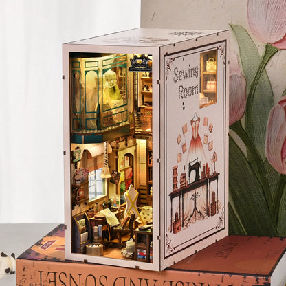 Seitliche Ansicht des Book Nook - Sewing Room mit gut sichtbaren Elementen
