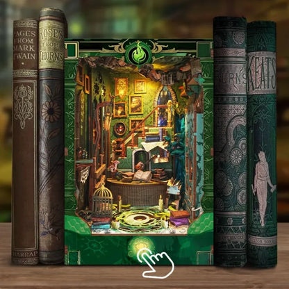 Book Nook - Snake House dekorativ auf einem Schreibtisch platziert