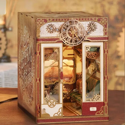 Book Nook - Magical Library Gesamtansicht mit detaillierter Szenerie