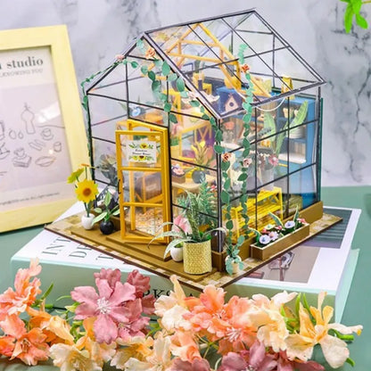 Seitliche Ansicht des Book Nook - Sunshine Flower House mit gut sichtbaren Elementen
