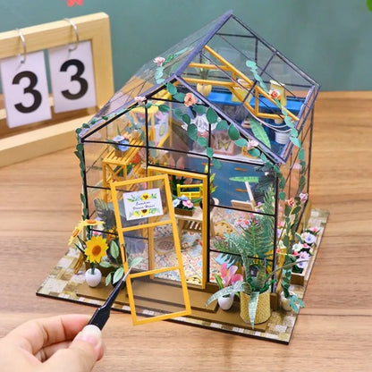 Seitliche Ansicht des Book Nook - Sunshine Flower House mit gut sichtbaren Elementen