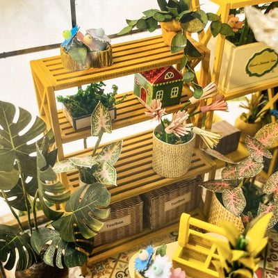 Detailansicht eines dekorativen Elements im Book Nook - Sunshine Flower House mit feinen Details