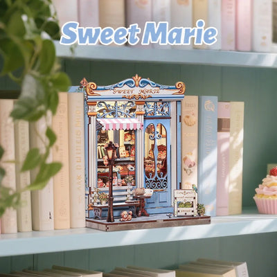 Book Nook - Sweet Mariey dekorativ auf einem Schreibtisch platziert